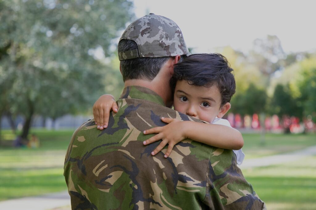 자녀를 안고 있는 군복을 입고 있는 국가유공자