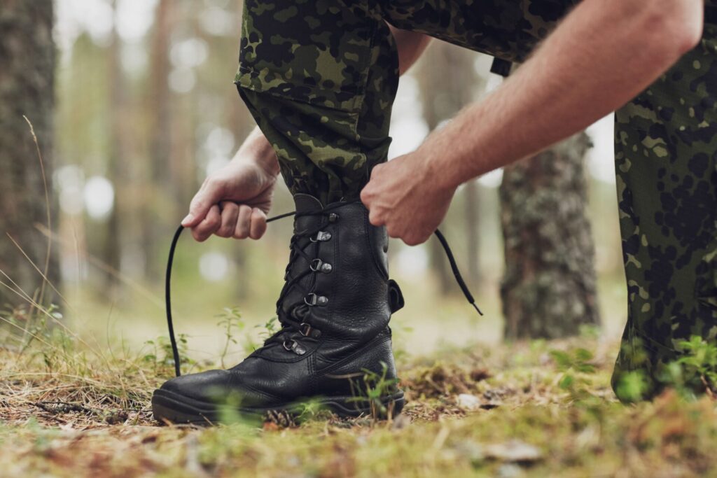 군인 공문서 위조-신발끈매는군인